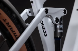 BICICLETA ELECTRICA CUBE STEREO HYBRID ONE22 PRO 800 FE FOGGREY SPARKLEROSE 2027 cadru L (20") - roti 29 - Img 4