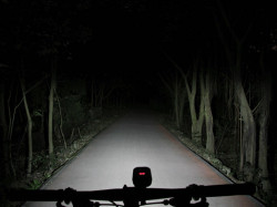 Far bicicleta RAVEMEN PR900