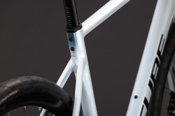 BICICLETA CUBE ATTAIN RACE GLACIER BLACK 2027 50 cm - Img 3