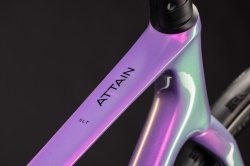 BICICLETA CUBE ATTAIN C:62 SLT COSMICPURPLE BLACK 2027 50 cm - Img 3