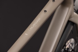 BICICLETA CUBE NUROAD ONE FE WOOD GREY 2027 L - Img 3