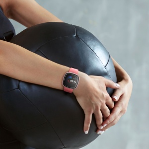 Set 2 Huse Kwmobile cu sticla securizata pentru Fitbit Versa 4/Sense 2, Negru/Roz, Plastic, KWM000024UJ005C - Img 7