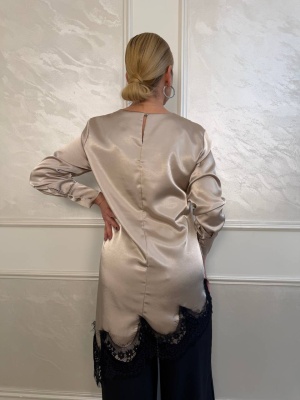 Дамска елегантна сатенена туника в бежово с красива черна дантела