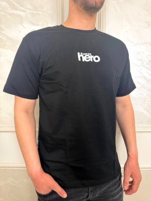 Мъжка тениска в черно Hero с щампа на гърба и надписи