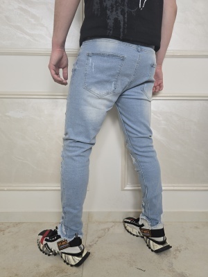 Мъжки skinny fit дънки в светлосиньо с накъсан и избелен ефект