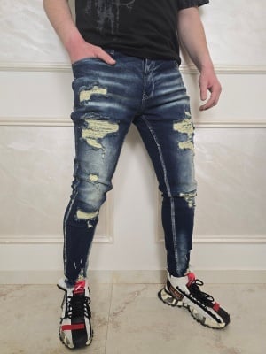 Мъжки skinny fit дънки в тъмносиньо с накъсан и избелен ефект