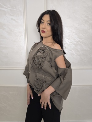 Дамска овърсайз блуза в цвят таупе с накъсвания надписи и шипове