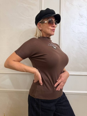 Дамска блуза в кафяво полуполо с надпис и триъгълна емблема DB354