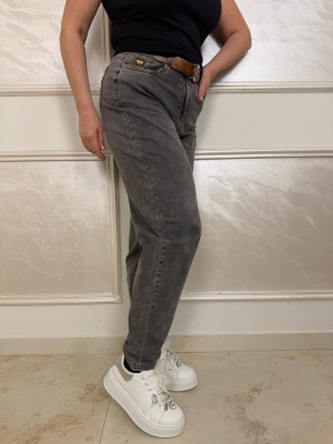 Дамски дънки тип mom fit от летен плат в сиво с колан