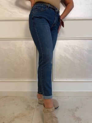 Дамски дънки Mom fit в синьо с колан в талията странична поза