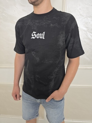 Мъжка тениска в черно с пръски и надпис SOUL