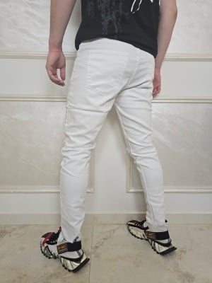 Мъжки skinny fit дънки в бяло с накъсан ефект