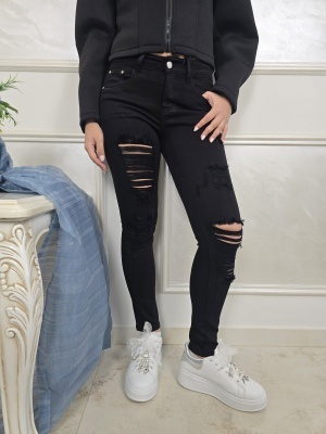 Дамски дънки в черно slim fit с накъсан ефект