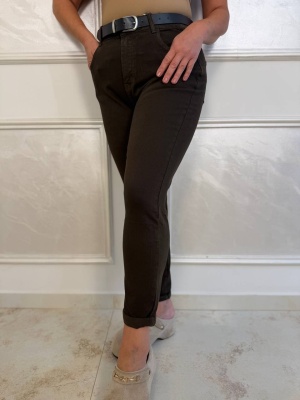 Дамски панталон Mom Fit в тъмнокафяв нюанс с колан