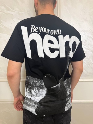 Мъжка тениска в черно Hero с щампа на гърба и надписи