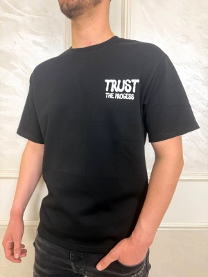 Мъжка тениска Trust в черно с надписи