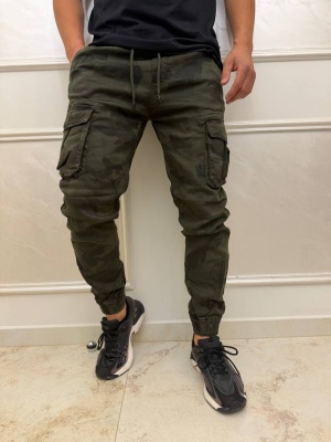 Мъжки джогър панталон в камуфлажен тъмнозелен цвят с карго джобове