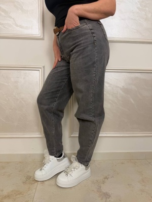 Дамски дънки тип mom fit от летен плат в сиво с колан