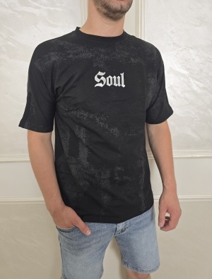 Мъжка тениска в черно с пръски и надпис SOUL