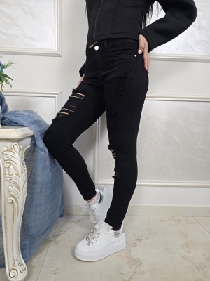 Дамски дънки в черно slim fit с накъсан ефект