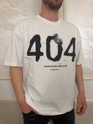 Мъжка тениска в бяло с надписи 404
