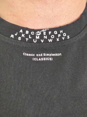 Мъжка тениска в черно Minimal Classic с накъсани краища