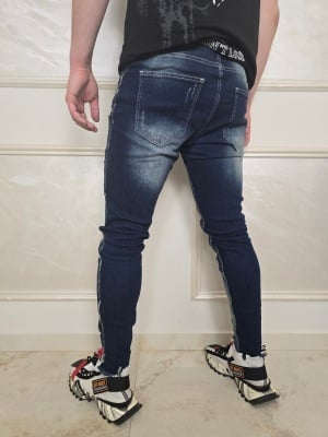 Мъжки skinny fit дънки в тъмносиньо с накъсан и избелен ефект