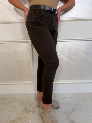 Дамски панталон Mom Fit в тъмнокафяв нюанс с колан отстрани