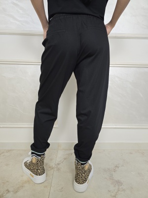 Дамски спортен панталон slim fit в черно с ластик в талията и в долната част
