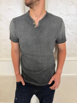 Мъжка тениска в тъмносиво с остро леко извито деколте и копчета