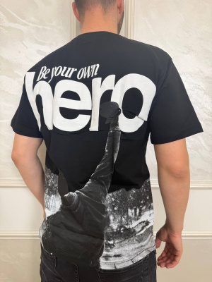 Мъжка тениска в черно Hero с щампа на гърба и надписи