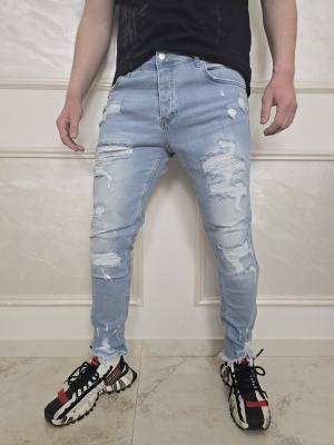 Мъжки skinny fit дънки в светлосиньо с накъсан и избелен ефект
