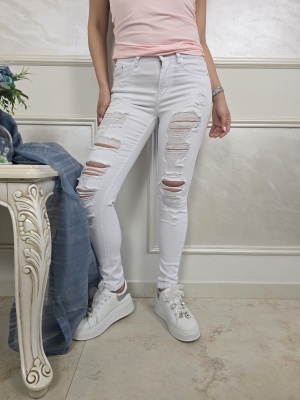 Дамски дънки в бяло slim fit с накъсан ефект