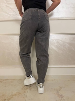 Дамски дънки тип mom fit от летен плат в сиво с колан