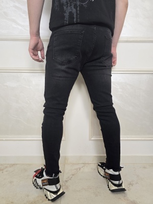 Мъжки skinny fit дънки в черно с накъсан и избелен ефект