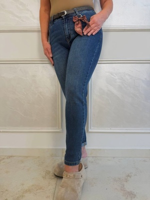 Дамски дънки Mom fit в синьо с колан в талията