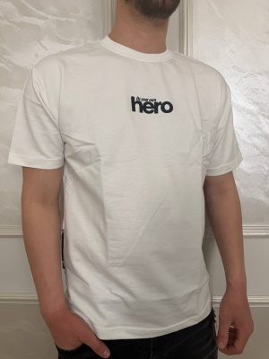 Мъжка тениска в бяло Hero с щампа на гърба и надписи