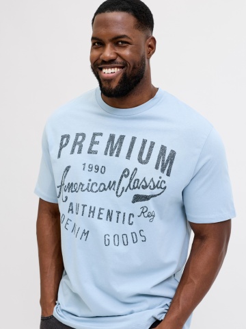 Jack & Jones Plus Tricou barbati big sizes, cu decolteu la baza gatului si imprimeu cu text, Albastru deschis - Img 3