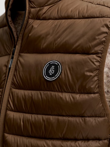 Jack & Jones Vesta barbati fara gluga cu guler inalt, Regular fit, JJEKINGSLEY, Maro - Img 4