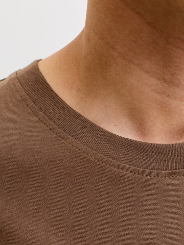 Jack & Jones Tricou barbati la baza gatului, din bumbac, Regular Fit, JJAERO, Maro - Img 3