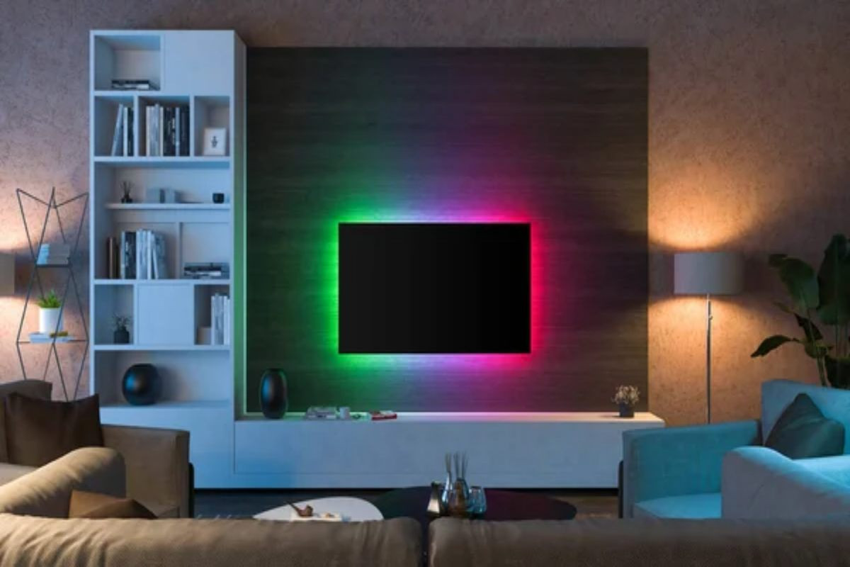 Cum se monteaza banda LED - pasi de urmat pentru o instalare corespunzatoare a benzilor LED, inclusiv a benzilor LED RGB_Banda LED montata in living, TV