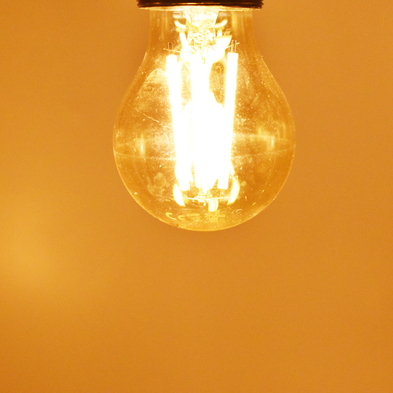 Bec LED Vintage filament 10W(65W) V-TAC, E27, 950 lm, lumina calda (2200K), clasa energetica F