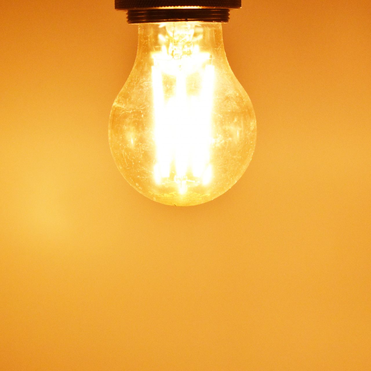 Bec LED V-TAC A60, E27, 12W(90W), 1350 lm, lumina calda (2200K), sticla amber, filament, clasa energetica F