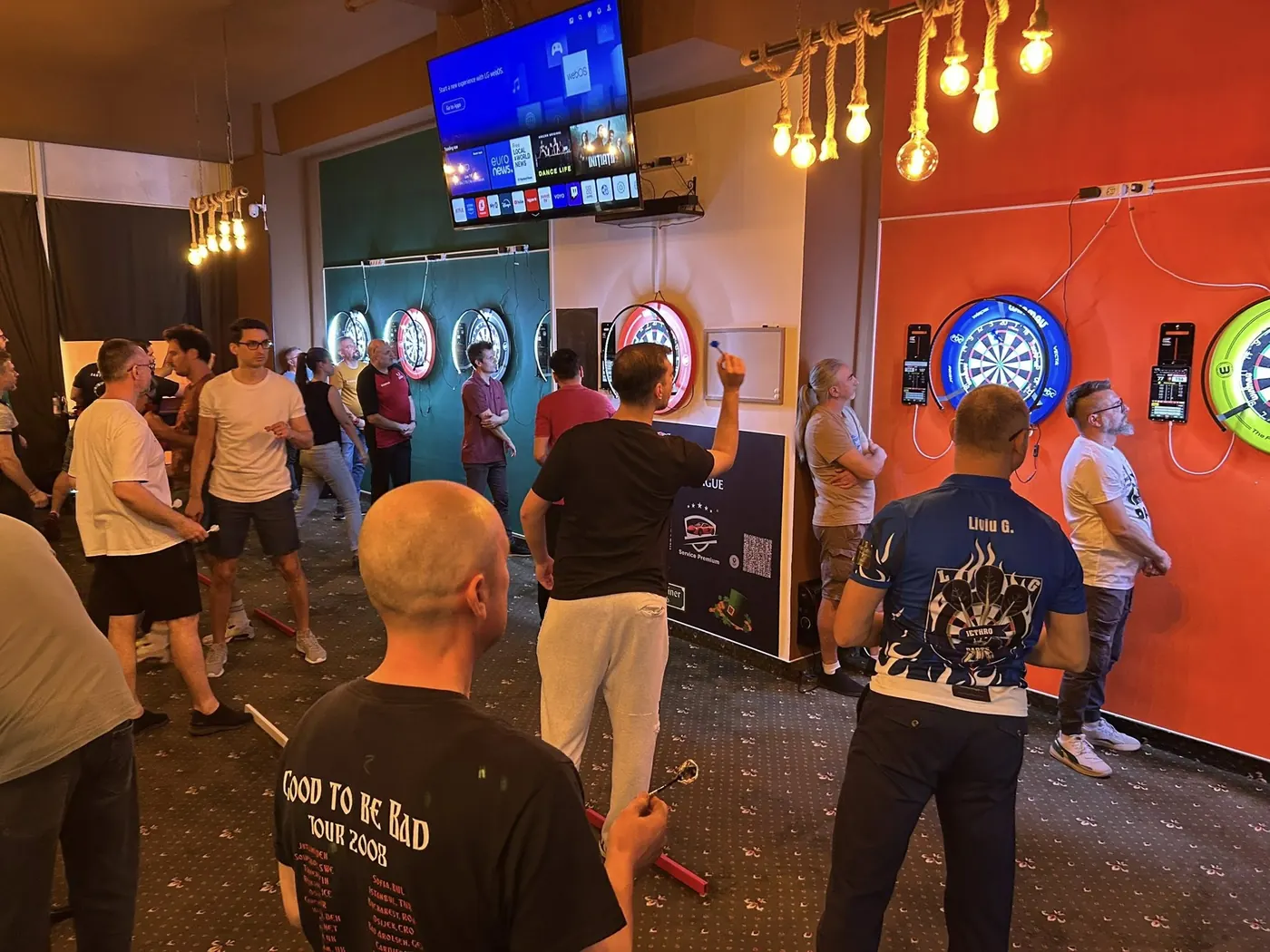Seară de darts cu multe echipe la ținte