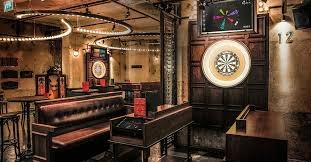 Bar premium echipat cu darts și sistem de scor