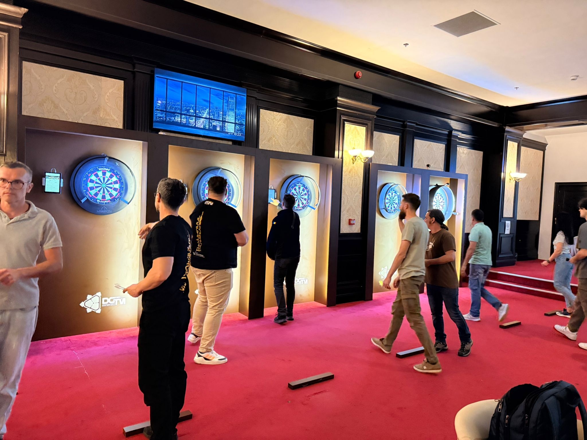 Sală darts profesională cu multiple table