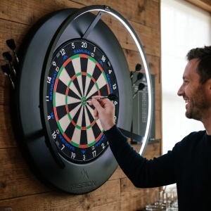 Protecție pentru ținta de darts Mission – cu logo – suport integrat pentru săgeți - Img 4