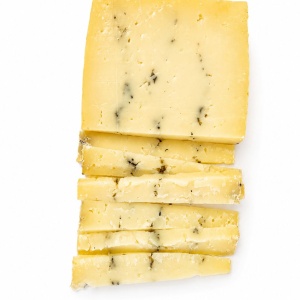 Branza maturata vaca cu ierburi aromate 200-250g