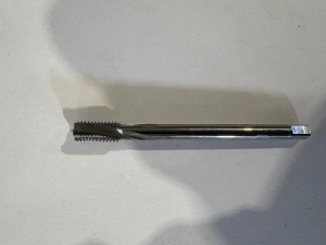 TARAUD MACH. M8X1,25 LG.TOT:90 Q.CYL.D
