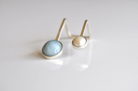 90° aquamarine and pearl on hand ring in sterling silver